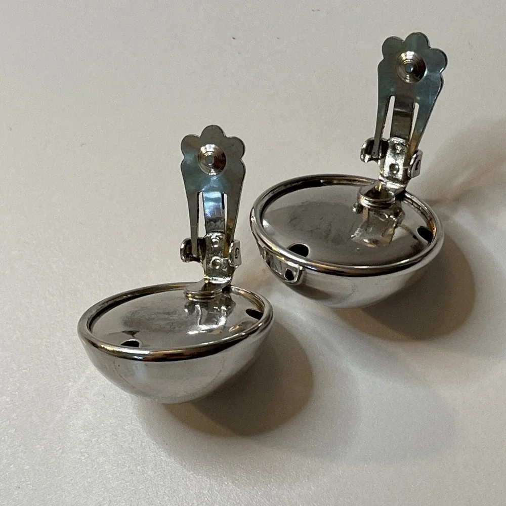 VINTAGE CORO SHINY SILVER TONE‎ METAL DOME BUTTON CLIP ON EARRINGS CHUNKY AL5.1
